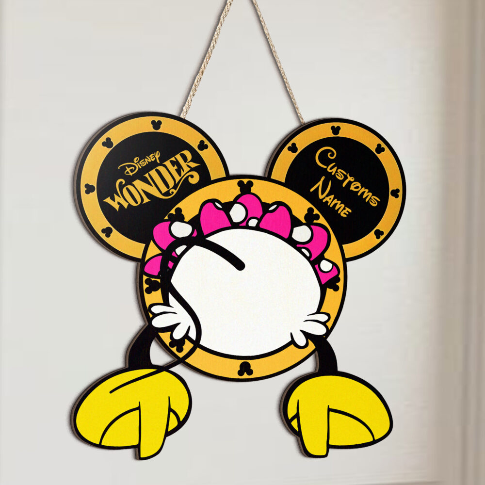 Door Sign 6 Mockup can canh chay ads copy 9