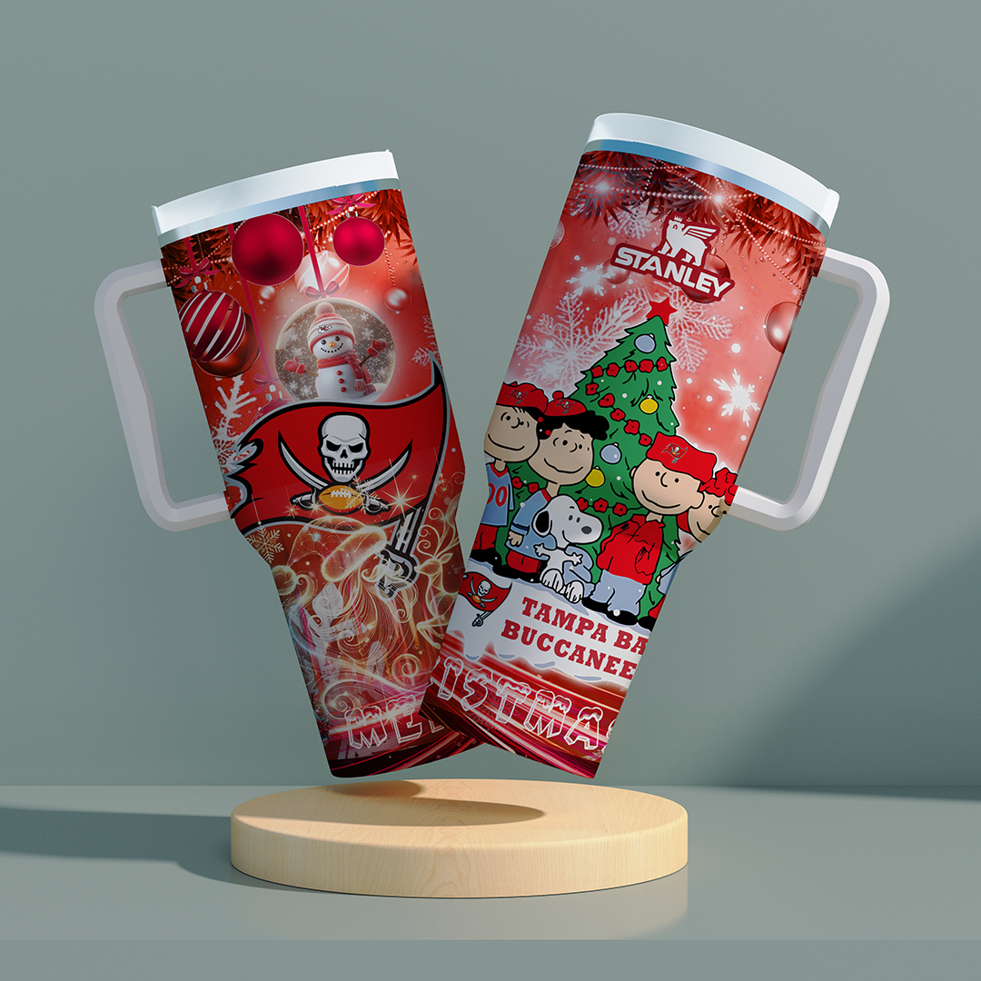 Tampa Bay Buccaneers x Snoopy Christmas Stanley Tumbler 2025 – Limited Holiday Edition 1 Tampa Bay Buccaneers x Snoopy Christmas Stanley Tumbler 2025 – Limited Holiday Edition